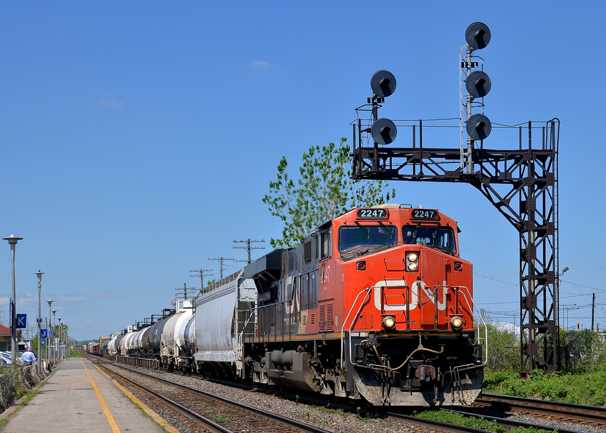 CN 368 passes Dorval Station with CN 2247 at the head end and BCOL 4649. A very long train as always, he had about 150 cars.