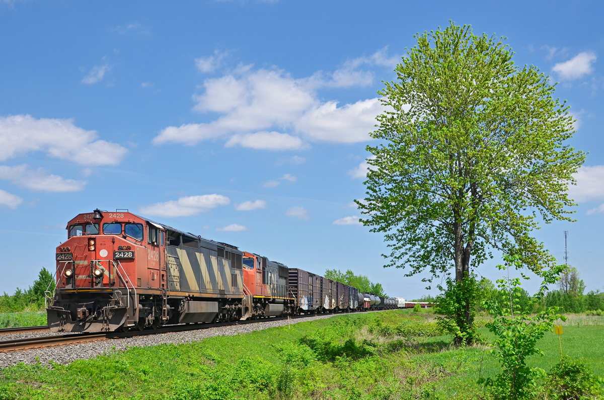 CN 327 is approaching Coteau yard where it will set off some cars and pick up a third unit before heading to Huntingdon where a CSXT crew will take it south towards the U.S. Power is CN 2428 & CN 5643.