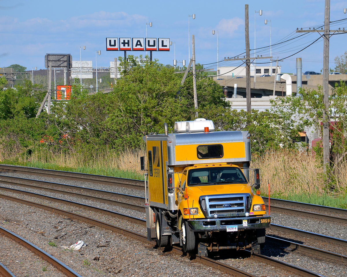 A Sperry truck (SRS 945) backs up on the freight track of the Montreal sub so that he can cross over to the transfer track at far left.