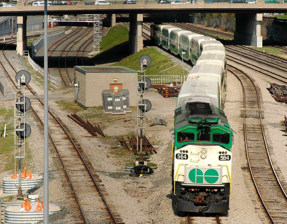 A pair of GMD F59PH (564 and 561) depart Union for a run up the Barrie line