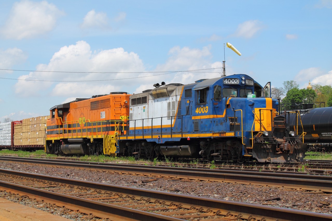 SOR 496 sits in the yard at Brantford after arriving from working Ingenia with RLK 4003 and RLHH 3049.  They are waiting on CN 580 to clear before RTC would allow them out of the yard to head back to Hamilton.  4003 came up from Hamilton this morning with RLHH 3403, which was left in the yard for 597 to lift tonight for use on the Hagersville Subdivision.