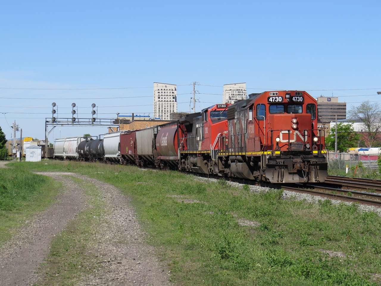 Seeeing a GP38-2 leading a main line freight in 2015 is a rare sight and especially looks good with a 6 axel locomotive trailing. I wonder how the crew felt?