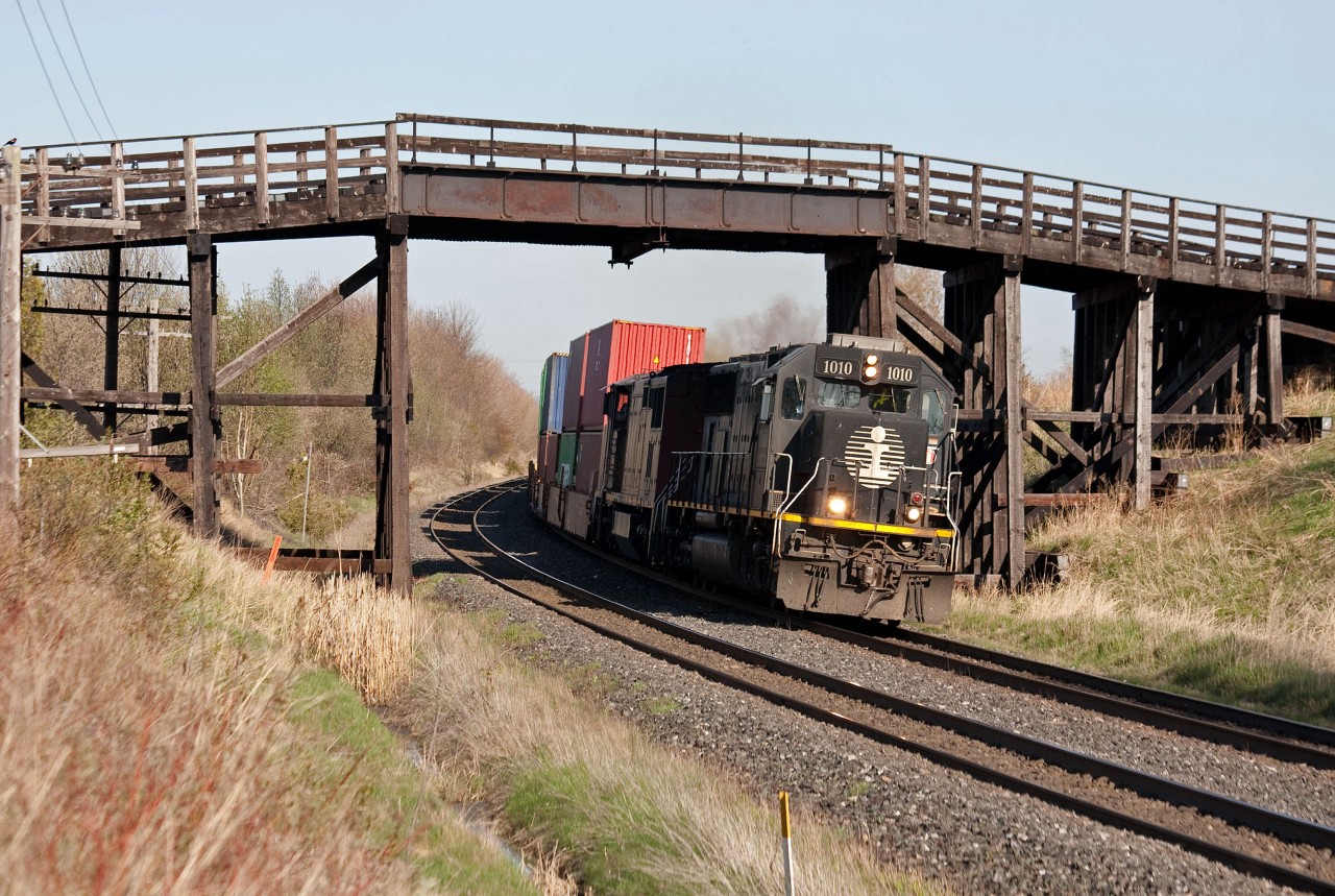 IC 1010 sure gets around.  Just 2 days after Cal Young took his great image of her hauling 112 at Young SK, I caught her at 08:42 on May 7 pulling 106 on the Kingston Sub.  Looks like the second unit is the same also.