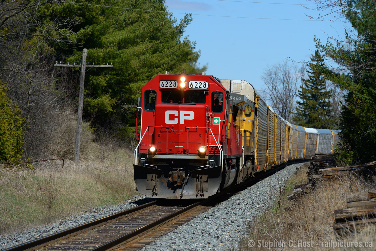 Rounding the curve at Killean CP 6228 holds the lead on the usually interesting CP Train 147, a nice departure from the 90% General Electrics that seem to occur on CP around here especially in the spring/summer/fall.