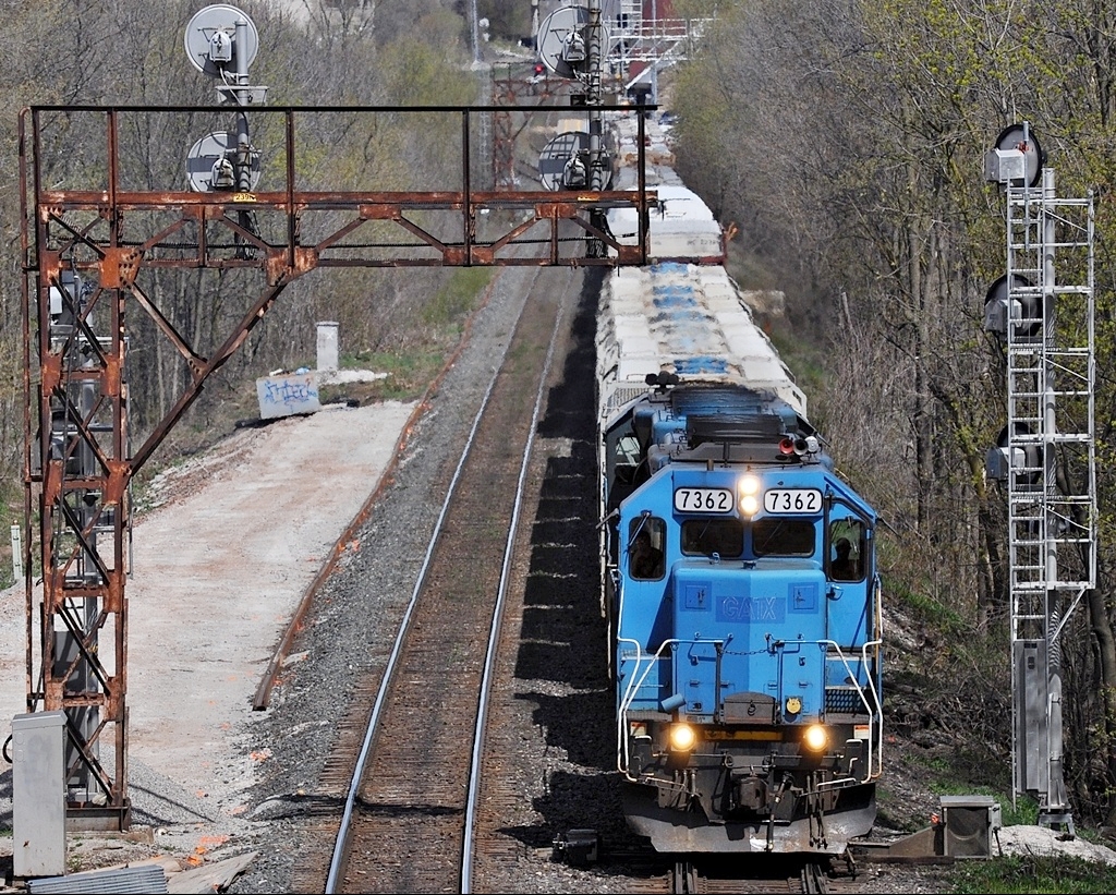 When they were both blue, GSCX 7362 and 7369 approach the Main Street N. overpass in Georgetown. Not long after this the old signals were removed to make way for a third track, to accomodate increased GO service.