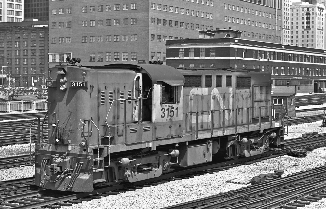 Shown in Tempo livery, RS18u, #3151, approaches Toronto’s Union Station, circa 1976.  Built in 1960, the locomotive was rated at 1,800 horse-power.  Retirement occurred in 1983.