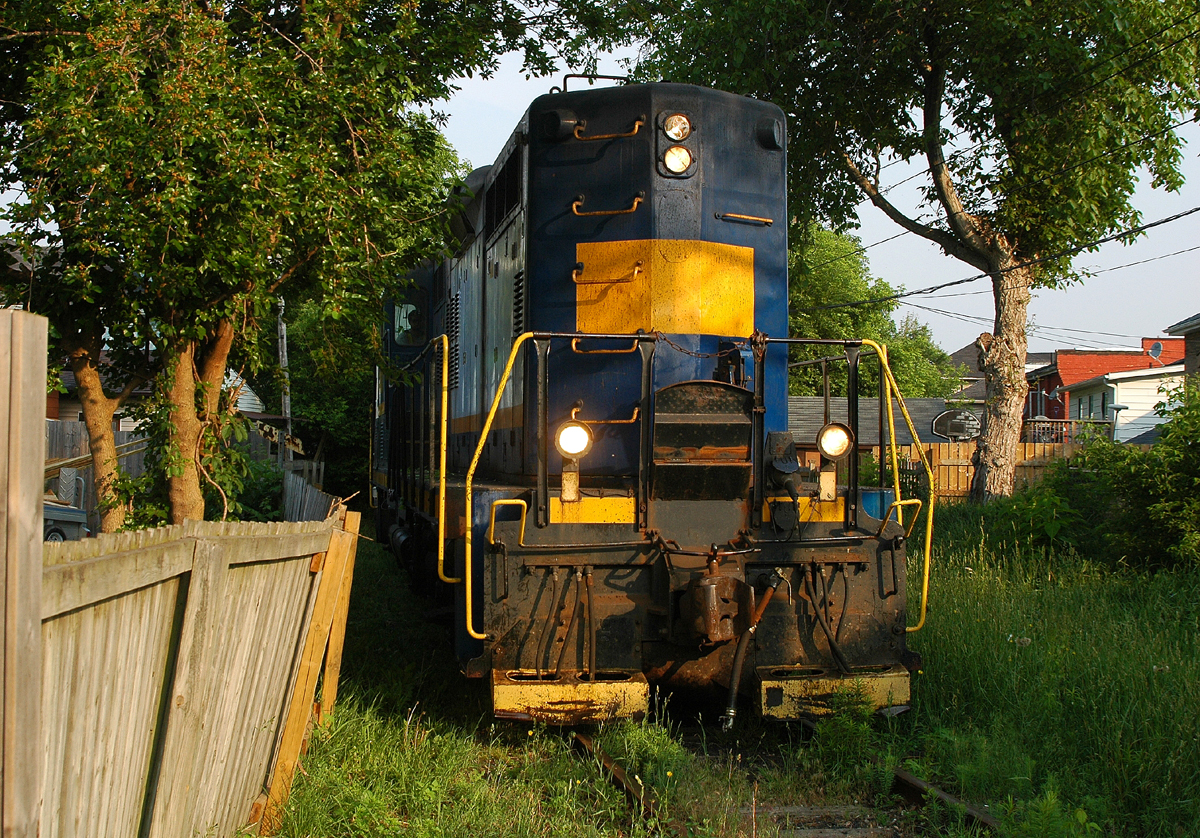 RLK GP9 #4003 "backyard running" on it's way to Ingenia along the former TH&B Waterford Sub