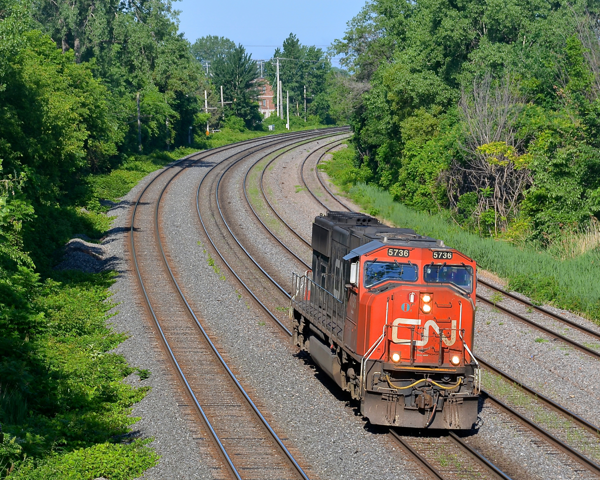 SD75I to the rescue. CN 5736 is heading east light so that it can be the trailing unit on CN 305 which was having locomotive issues.