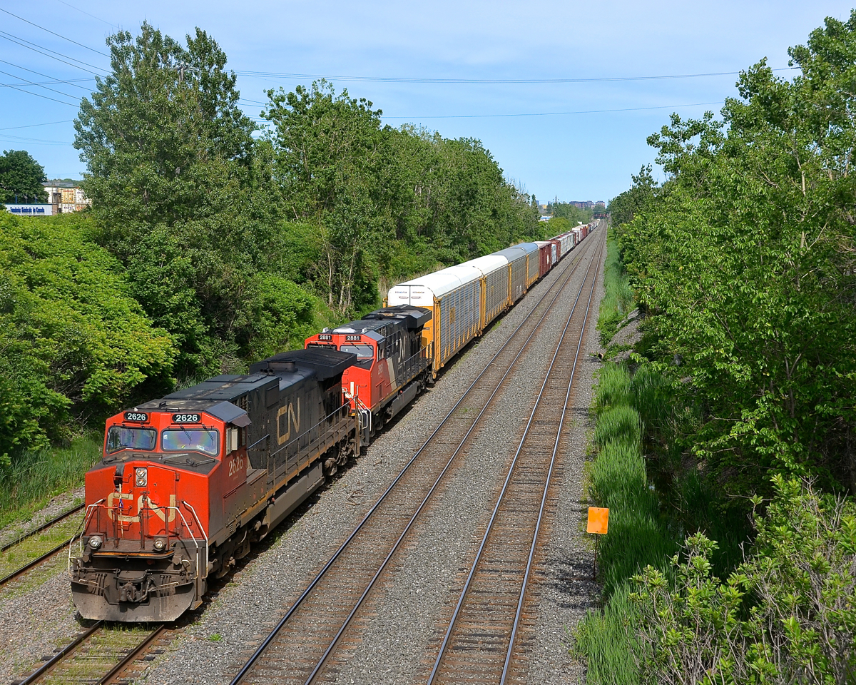 CN 2661 & CN 2881 lead CN 401 towards Taschereau Yard where this train which originated at Joffre Yard will soon terminate.
