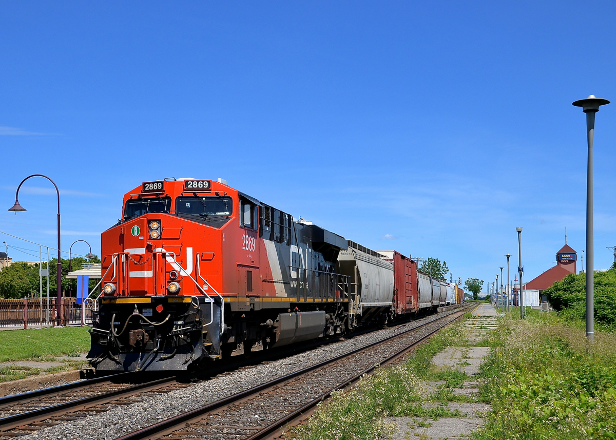 CN 377 with 188 cars total is passing through Dorval station with two AC units (CN 2869 & CN 8101 mid-train). He would not make it far as a bad order car would require a setoff at Coteau.