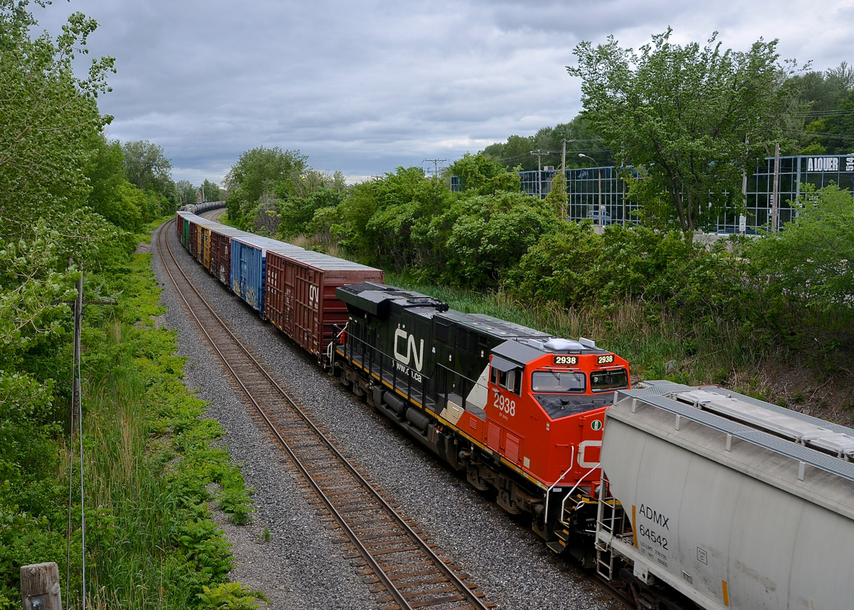 Shiny CN 2938 is the DP on CN 309 which is leaving Turcot West after a crew change. At the head end was CN 2812, CN 8800 & IC 1012.