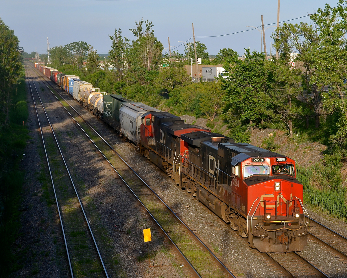 CN 323 is back from St. Albans, VT with IC 2698 & CN 2601 as he approaces Taschereau Yard on a sunny evening.