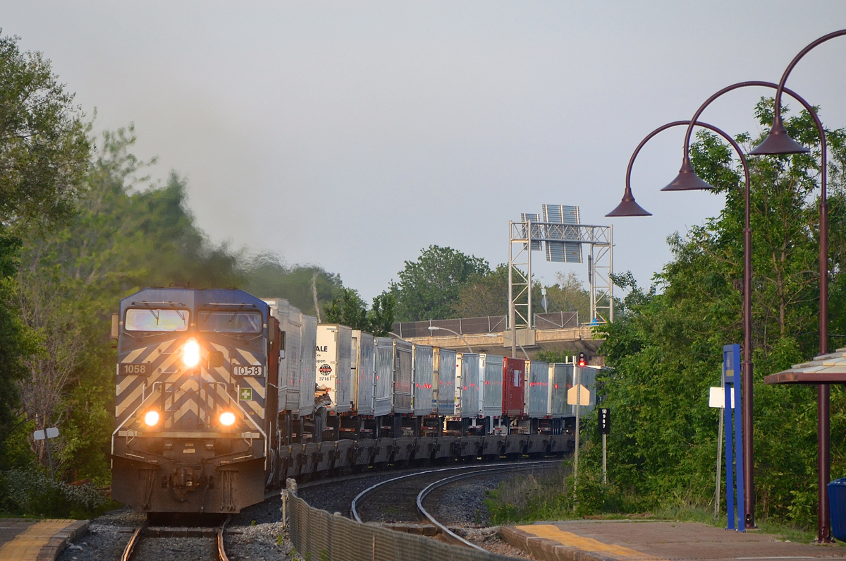 CEFX 1058 leads CP 133 around a curve just before Valois station. Trailing is CP 9680.