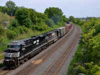 NS 7552 (ES40DC) & NS 2567 (SD70) lead a slightly later than usual CN 529 towards Taschereau Yard with a long train.