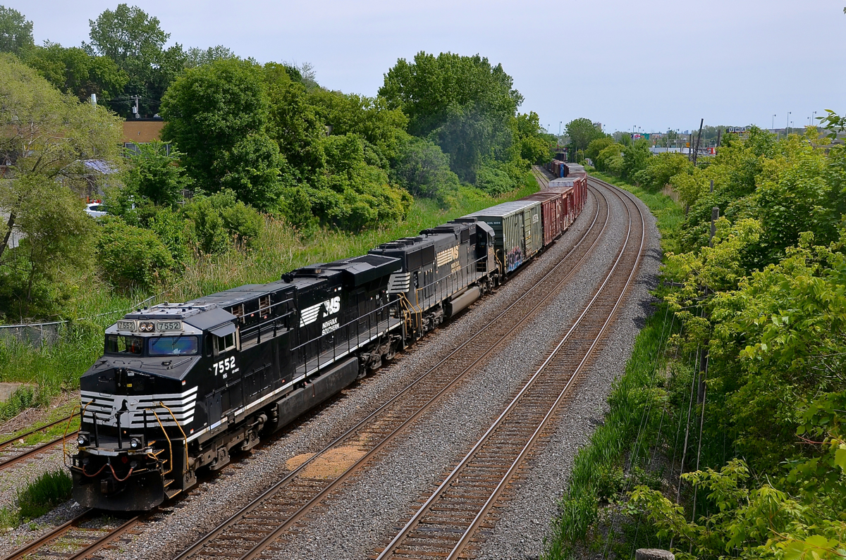 NS 7552 (ES40DC) & NS 2567 (SD70) lead a slightly later than usual CN 529 towards Taschereau Yard with a long train.