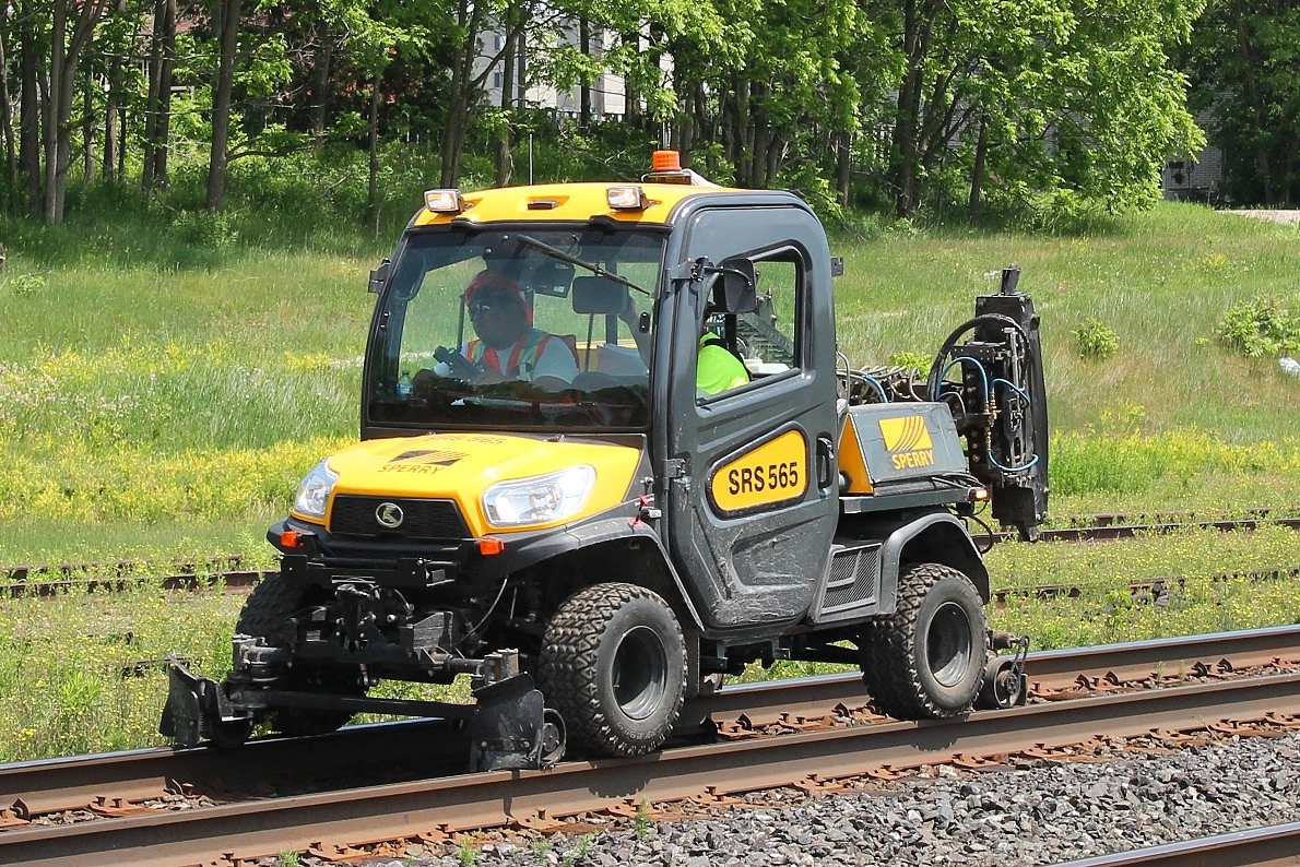 Sperry were scanning the siding at Woodstock station with what can only be described as the smallest HiRail  {Their Description} that I have ever seen. It is rapidly reversing to clear off the main at Wilson Street.