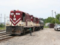 Ontario Southland's classic pair of ex-SOO high-nose GP7s rest with a single tank car at Woodstock station as the guys finish off their lunch break and get ready to exercise a work clearance on the CPR main to head over to the Coakley East siding to pick up empty auto racks for CAMI.