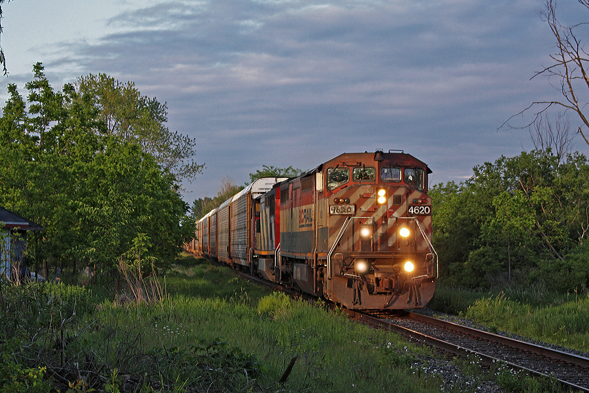 CN has been quite bland with power in Niagara lately, with mostly modern schemed CN units. However, someone in Sarnia decided a pair of GE cowls in original paint were a good match to go out on CN 330, and I couldn't have agreed more. Having recently entered the CN Stamford Sub at Clifton, BCOL 4620's ridiculously powerful headlights overpower my lens as the crew is about to knock out a clear to slow signal on the approach to Port Robinson West. I guess 4620's left numberboard couldn't get replaced, so I guess a sharpie did the trick. CN 2417 is in behind, and in tow is an average 330 length of 65 cars. The consistent appearance of autoracks from CAMI on the head end of 330 has been going for well over a month now, where as before it was relatively uncommon. My guess is these autoracks used to appear on CN 421, and 330 has simply snatched them by picking them up directly from Beachville, instead of having a lengthy transfer between a Toronto bound Dundas Sub freight and 421.