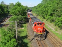 A WB CN leads a mixed frieght on the North track past Denfield Rd at a usual dead time of the day. If anyone knows the train ID I would appreciate it. This was taken aroun 5:30pm.