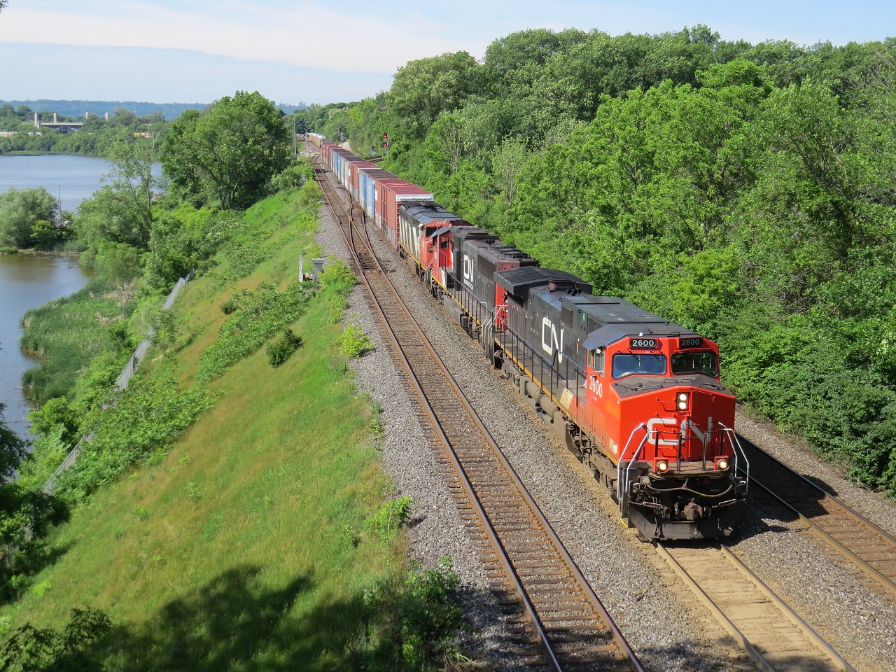 With over 50 railfans showing up throughout the day, A422 does not disappoint screaming up off the CN Grimbsy Sub