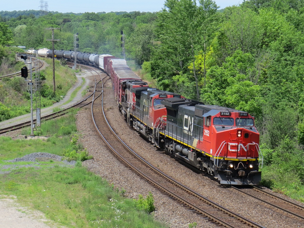 A possible CN M332 (correct me if wrong) decends the grade on the Dundas Sub while rounding the 'S' of the cow path.