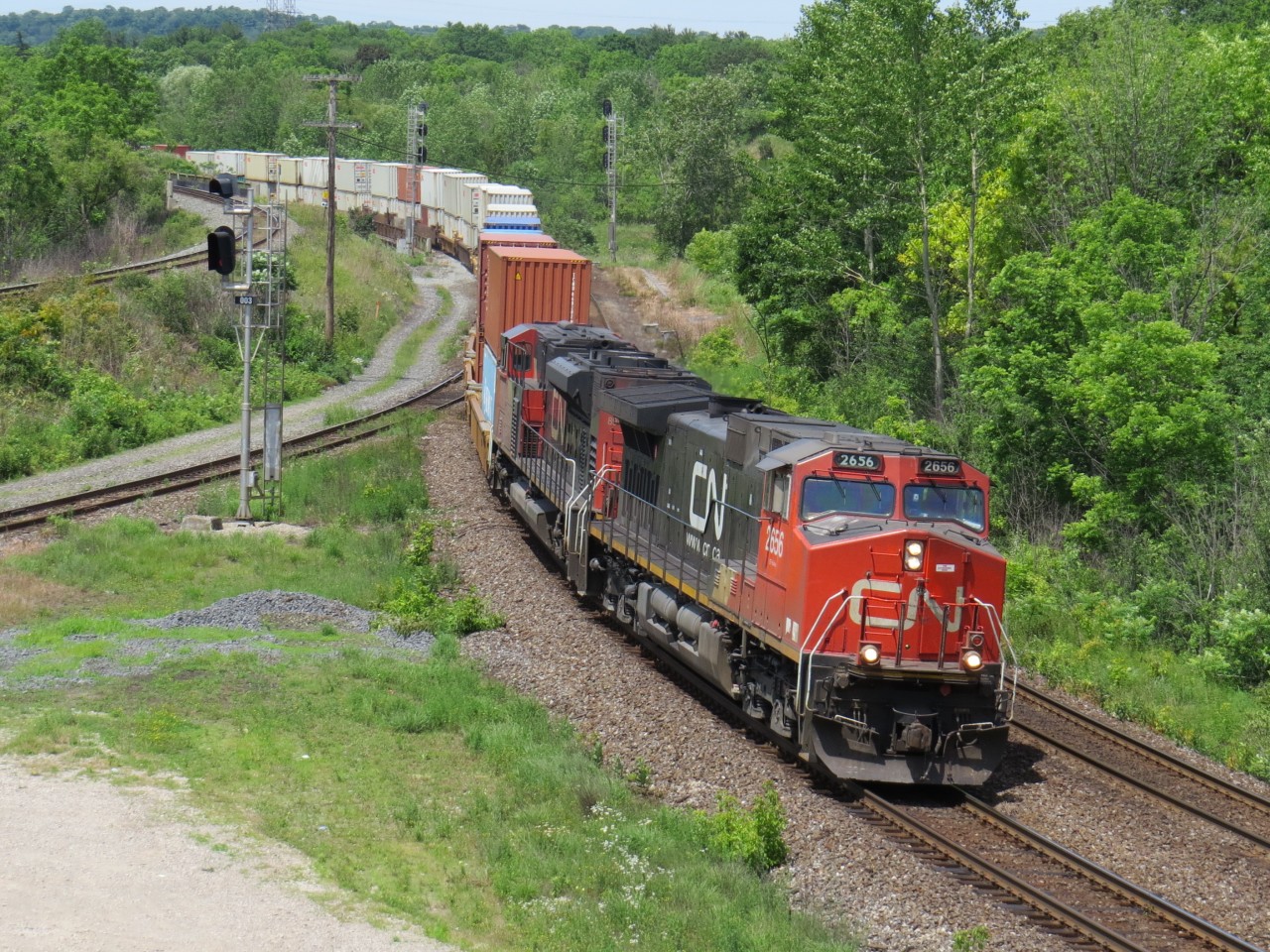 Finally after many hours of no freights coming off the Dundas Sub, 148 makes it way to the bridge of foamers.