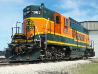 Former BNSF 1685 sits in the Prairie Dog Central yard ready to pull and push the coaches into the shed behind. No. 1685 was the last GP9 on the BNSF roster.