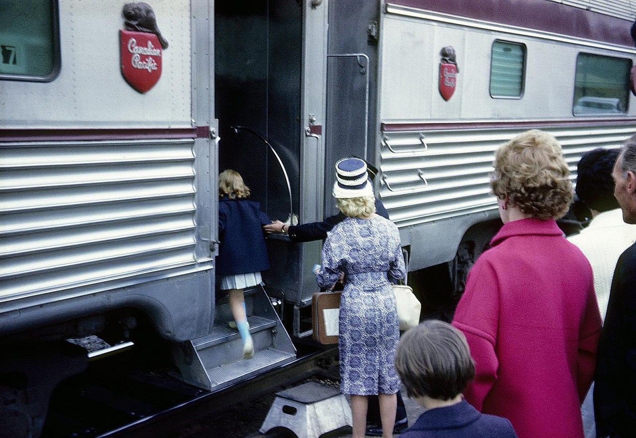 A young girl, Merianne Charbonneue, boards The Canadian westbound for Sudbury.  Circa 1963.


See the train arriving at the station a few minutes earlier...


http://www.railpictures.ca/?attachment_id=18572