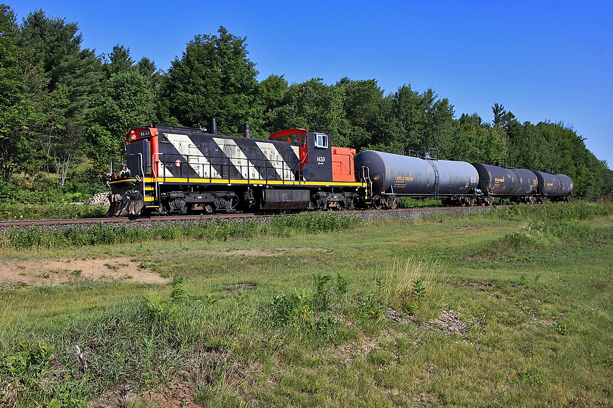CN 595 southbound approaching Parkersville with some classic GMD power.