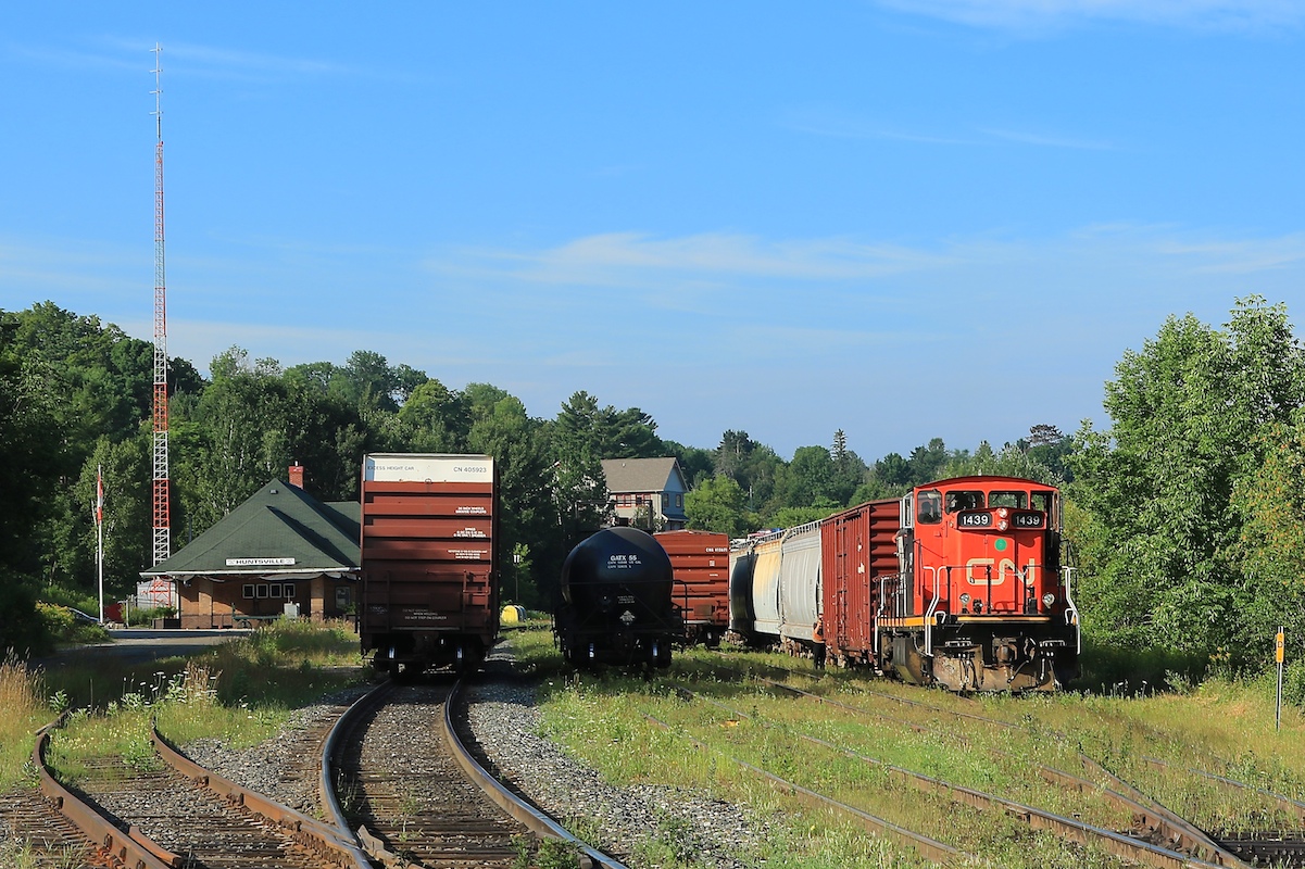 1439 moves some cars around in the yard prior to heading north on the Newmarket Sub with three boxcars.