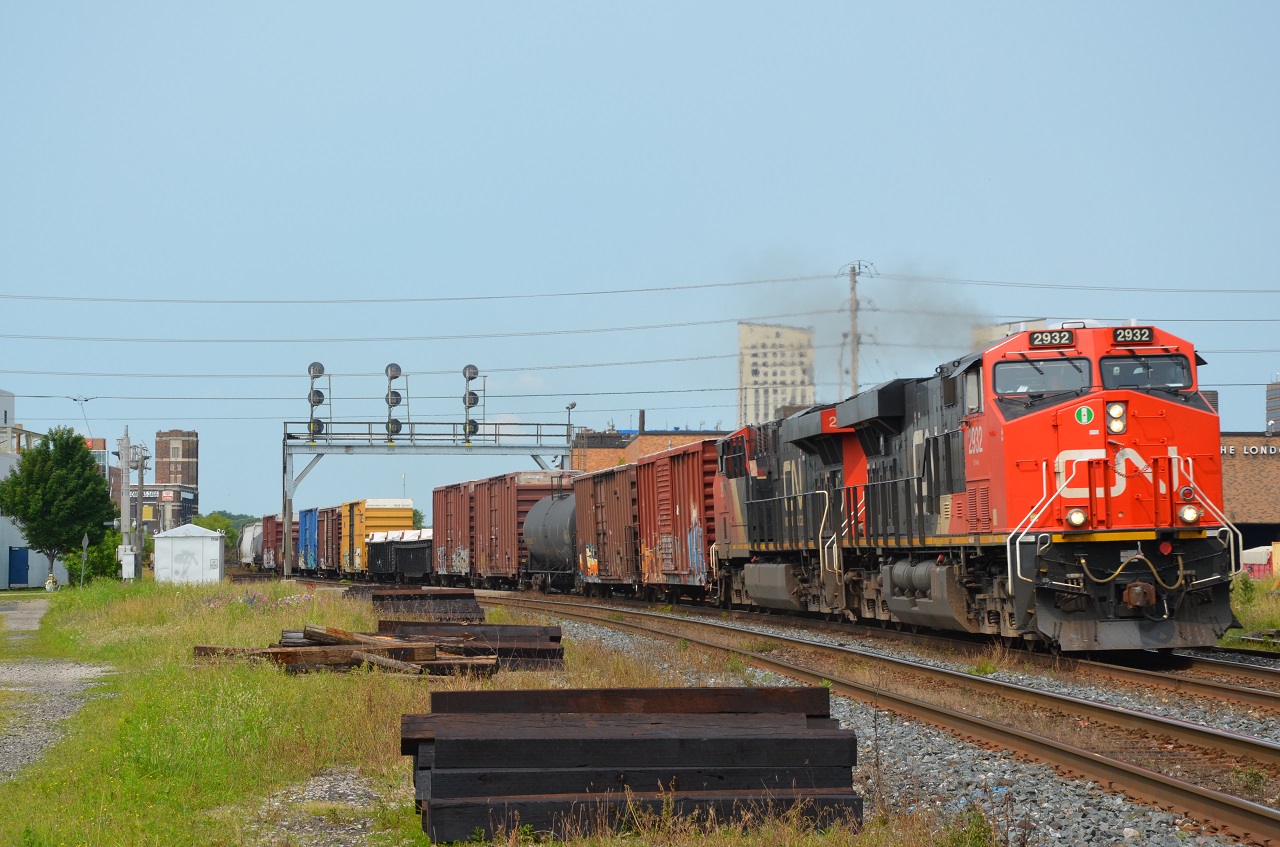 The first of the EB rush arrives with 2 ES44ACs. Withe the new arrivals of power, theses GEs are taking over in Southern Ontario. Comment the the ID if you know it.