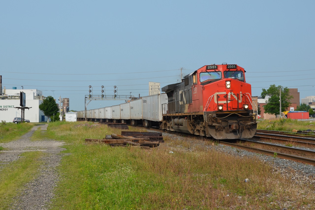 Leading a long line up of trailers, yet again Q144 makes a daylight appearence in London. This is my first shot of a road railrailer in decent light.