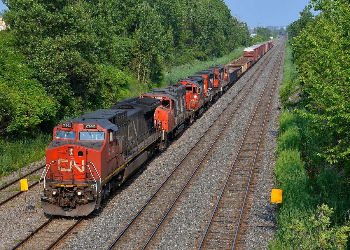 A short transfer with lots of power. CN 527 is a Montreal area Southwark Yard-Taschereau Yard that often runs over 100 cars, but not today. Today's CN 527 into Taschereau had 5 units (CN 2142, CN 4803, CN 7075, CN 7015 & CN 4114) and maybe 25 cars.
