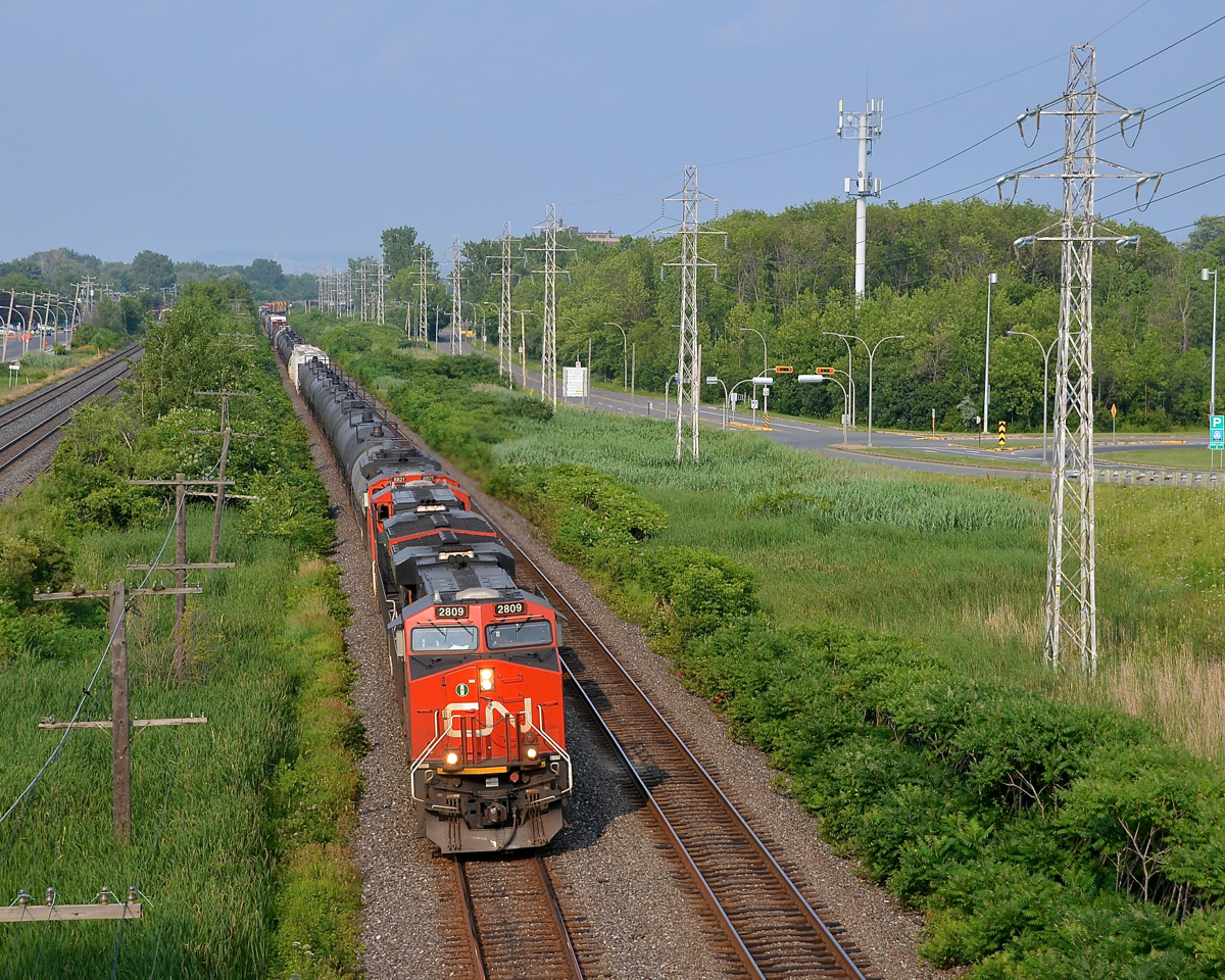 A late and very lengthy CN 377 (708 axles) is through Pointe-Claire with CN 2808, CN 2859, CN 8812 at the head end and CN 2340 mid-train.
