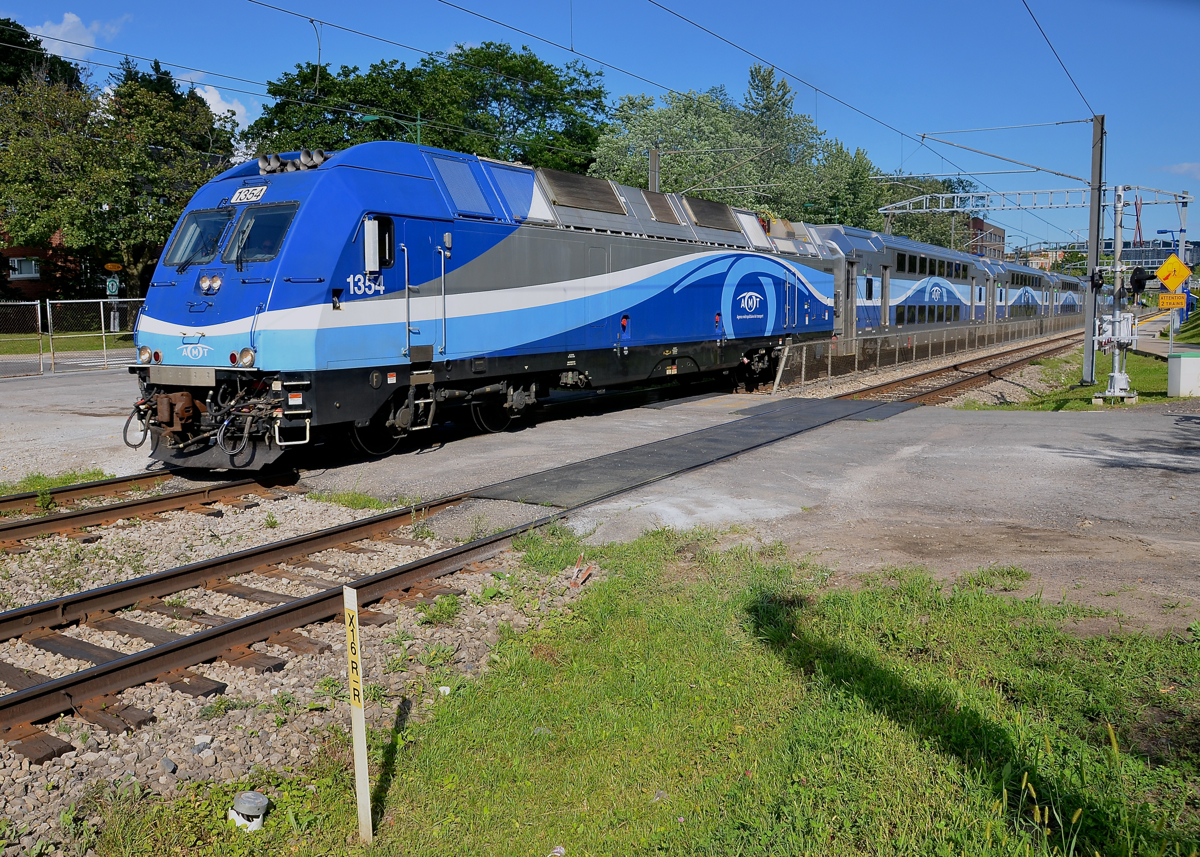 Back to diesel mode. AMT 1354 arrived at Mont-Royal Station in electric mode with its pantograph up, but while making its station stop it dropped its pantograph and is now departing the station in diesel mode. It is AMT 1207, which is on its way to Mascouche, on AMT's newest commuter line.