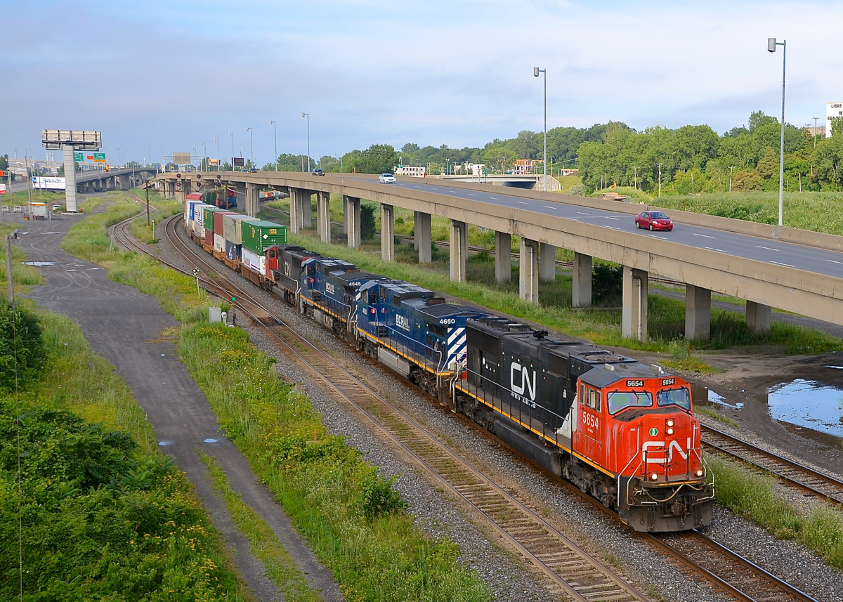 CN 120 hast two SD75I's sandwiching two BC Rail Dash9's (CN 5654, BCOL 4650, BCOL 4645 & CN 5708) as he passes Turcot West.