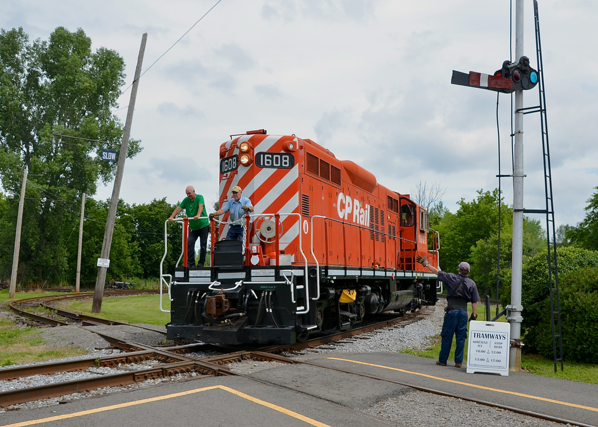 CP 1608 is returning from the Des Bouleaux spur where it did some brush trimming.