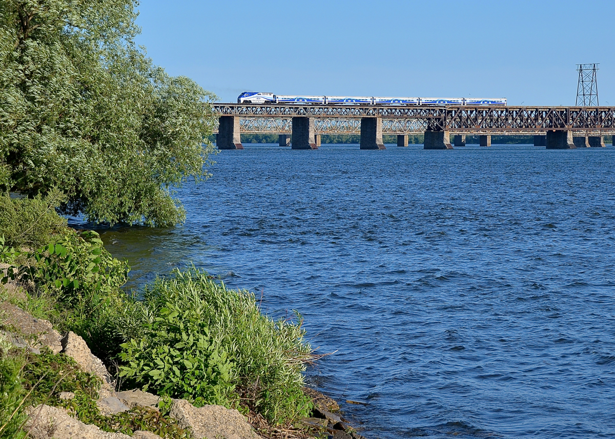 Repainted AMT 1328 pushes a matched set of single-level Bombardier cars over the St-Lawrence river. This is AMT 95, the last train of the day for Candiac.