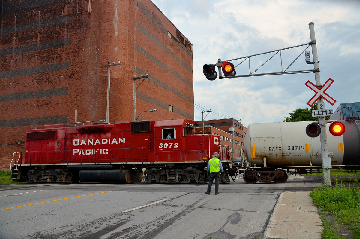 With a conductor protecting the Lafleur Avenue crossing, CP 3072 switches one of two clients left on CP's Lasalle Loop spur.