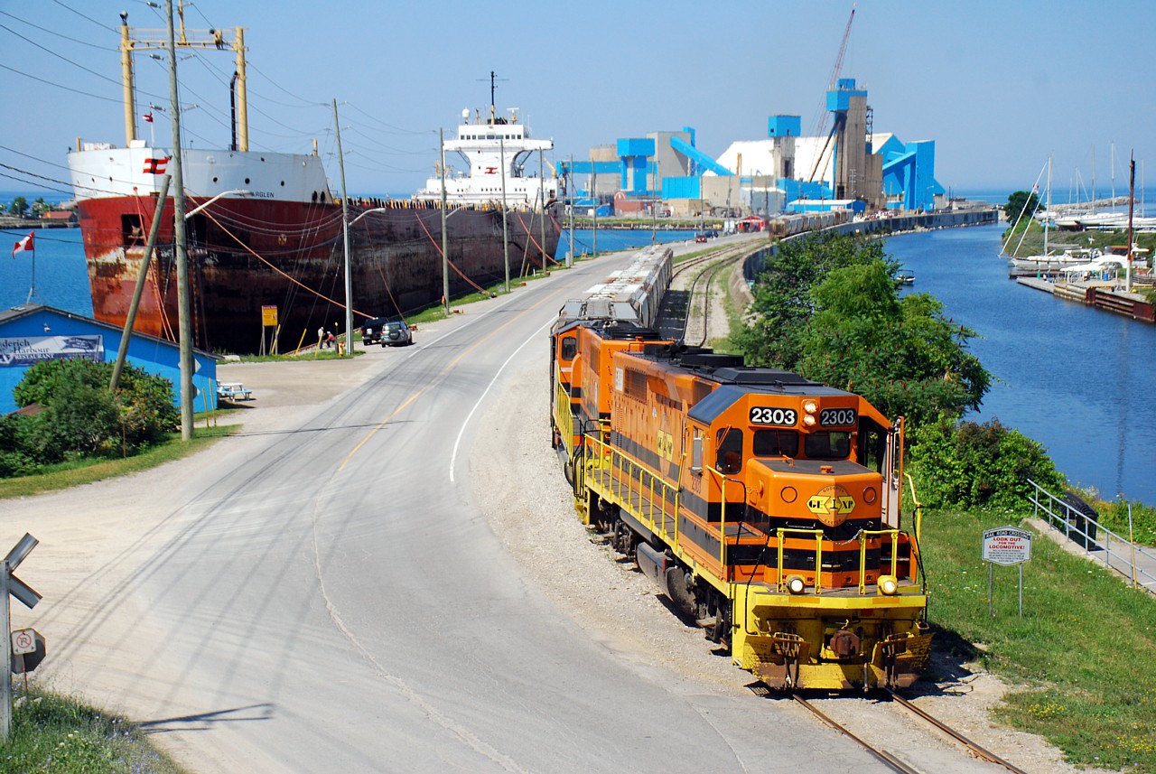 GEXR 581 with GEXR 2303 and 3030 pull away from the salt mine with 10 loads and a CIC hopper that they had brought down with them.