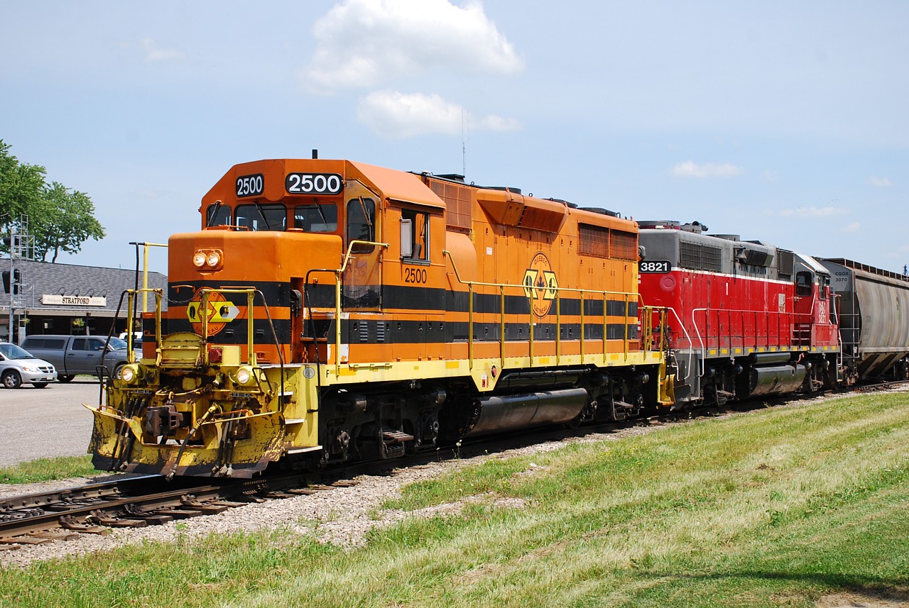 GEXR 516 puts their train together with QGRY 2500 and GEXR 3821. They would head west following a late-running VIA 85.