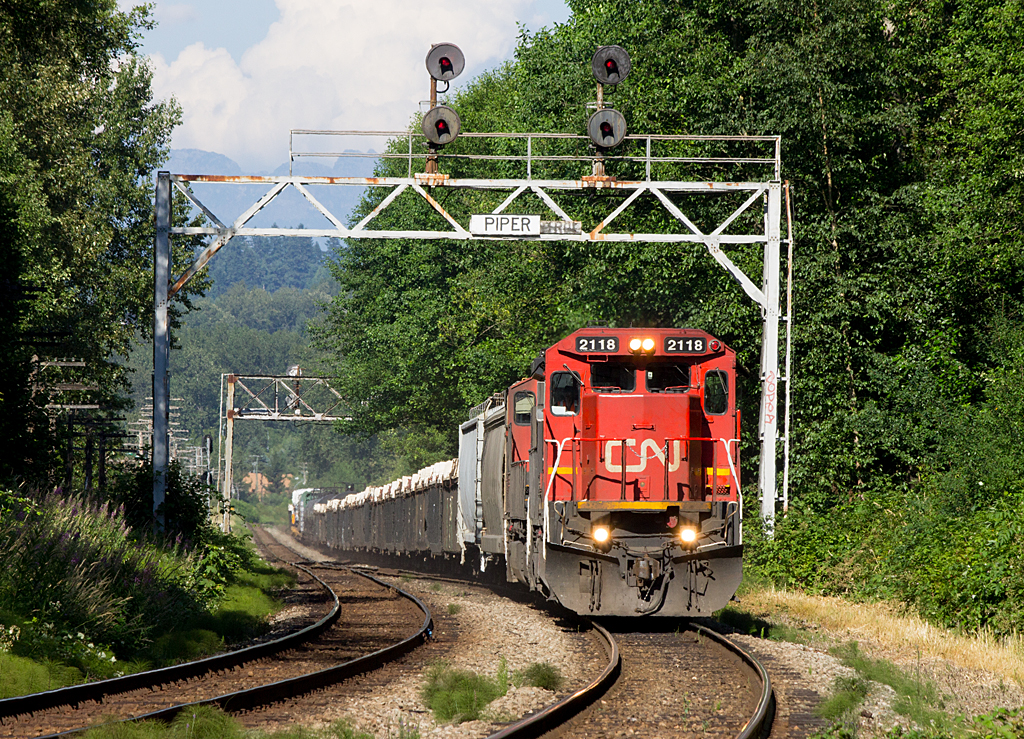 CN has recently pulled its SD40-2Ws and SD60s out of transfer service in the Vancouver-area, replacing them with the ex-UP/Santa Fe C40-8s. On a nice, sunny afternoon, CN 2118 (formerly UP 9083, CNW 8571) is seen leading a northbound Thornton Yard to Lynn Creek (North Vancouver) transfer.
