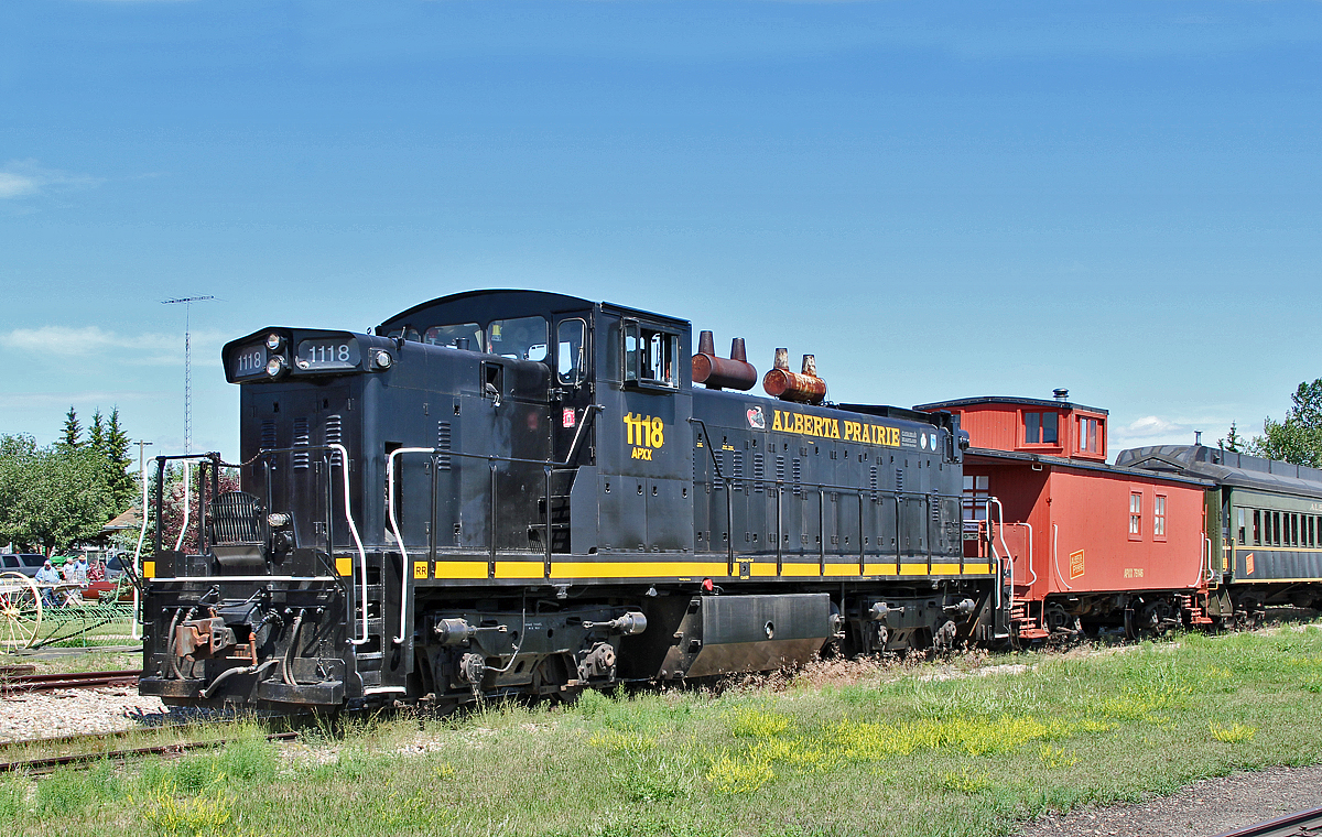 EX CN GMD-1m 1118 sits at the head of the tourist train just arrived from Stettler.