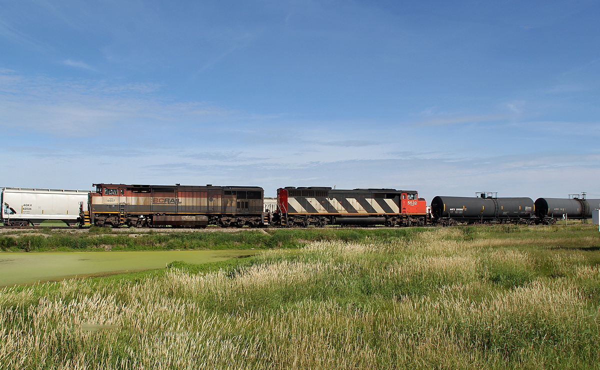 Ex BC Rail DASH8-40CMu 4607 looking rather the worse for ware, and CN SD60 5532 enter Scotford Yard with a westbound freight.