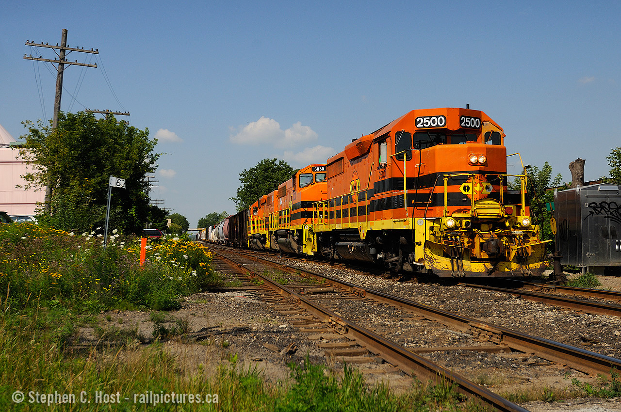 The New Kid  on the block, QGRY 2500 is leading train 518-25 - Stratford Swing job. On weekends, 518 runs to Kitchener, down to the CP Interchange, and back, performing work on the way as needed, and fairly often one of the tasks of the day is to bring loaded Toyota multis from CP to the yard for the next days 432.
At the time of this writing, catching the Stratford local power is the only way you'll see a solid GW Orange consist on GEXR - these engines usually power 581 from Stratford to Goderich and Hensall most weekdays and 518 on weekends. In time this will change, as the orange invasion continues..
Speaking of the invasion.. QGRY 2500 arrived a week or so ago, to replace GEXR (SLC) 3821 that is being sent away - with fate unknown. 3821 is the last Railtex painted engine on the property and one of the last survivors from the takeover of the Guelph subdivision in late 1998.