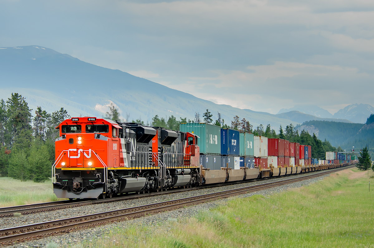 With freshly repainted SD70ACe 8100 on the point, Montreal bound Q106 hustles towards Henry House.