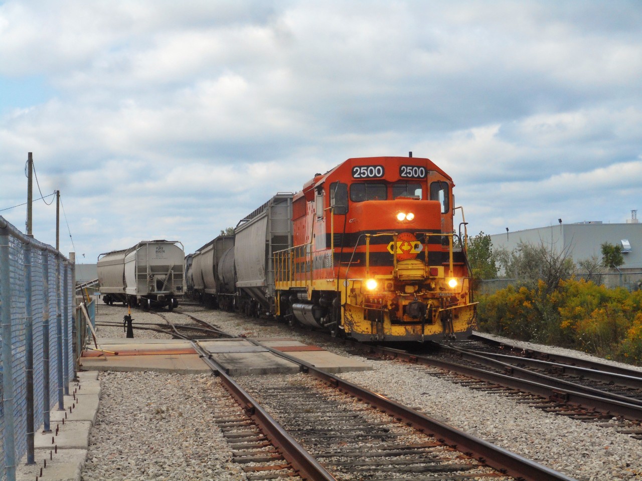 582 sets out cars at Traxxside Transfer.  It later departed with 2 hopper cars and 2 tankcars which were left for OSR on the interchange.