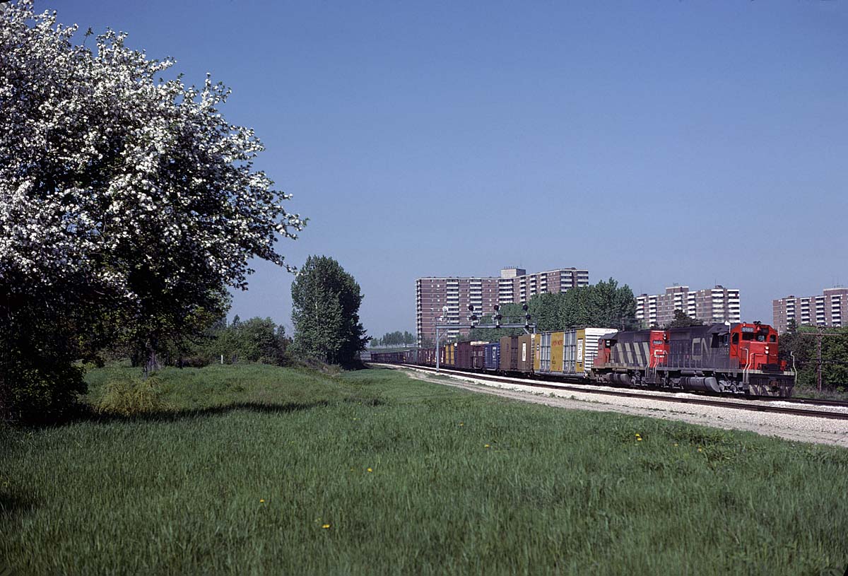 On our first group trips to Toronto in the late 70's we learned the good places to shoot from a couple of the best, Cleveland residents Al Clum and Dave McKay. One of their favorite spots is shown here at Scarborough Golf Course Rd on the east side of Toronto. This was mostly a passenger train route but occasionally there would be a freight, usually with auto parts taking a shortcut through downtown.