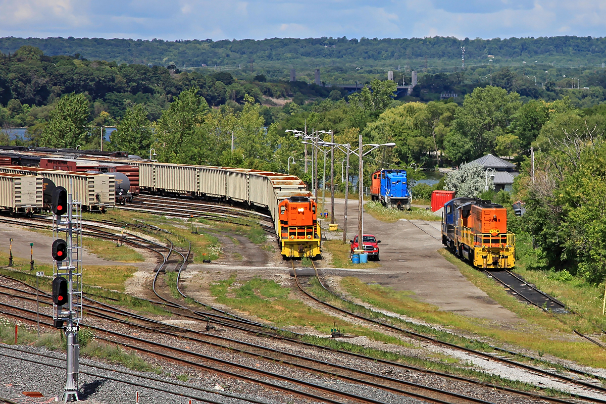 It had been years since I'd been to Stuart Street in Hamilton so being in the area and having a minute to spare I decided to stop by and see if anything was happening. Only thing moving was QGRY 2301, but it broke for lunch moments after we arrived. Fortunately I was able to fire off a coupe of shots before it did.