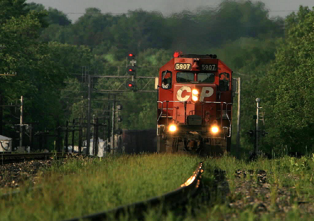 it's a hot, hazy, humid Friday evening early in June 2007, and T-storms are imminent...as CP 254 diverges off the Galt Sub onto the Hamilton Sub lead at Guelph Jct
